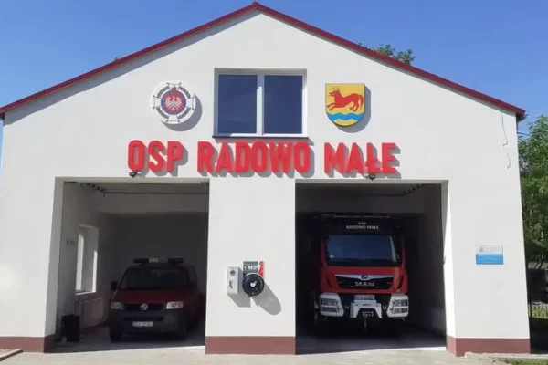Drzewo na drodze w Żelmowie – interwencja OSP Radowo Małe
