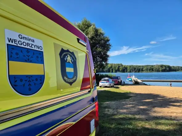 Prewencyjne patrole nad wodą w Węgorzynie – wspólna akcja policji i OSP
