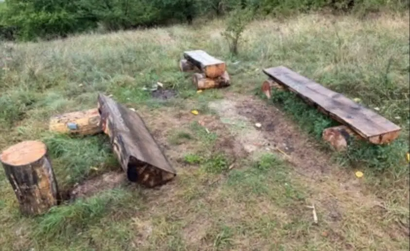 Uszkodzona ławka w „Zielonej górze” w Łobzie – apel o dbanie o wspólną przestrzeń