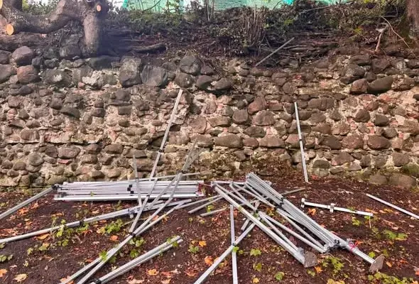 Monitoring zarejestrował zniszczenie namiotu na zamku w Dobrej. Sprawcy mają 24 godziny na zgłoszenie się