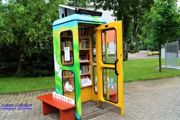Mobilna biblioteka w Łobzie – wymień książkę w budce telefonicznej
