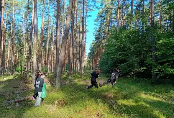 Uczniowie ze Starogardu posprzątali las w Leśnictwie Orzeszkowo