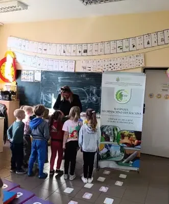 Uczniowie z Wojtaszyc uczą się segregacji odpadów w ramach kampanii ekologicznej