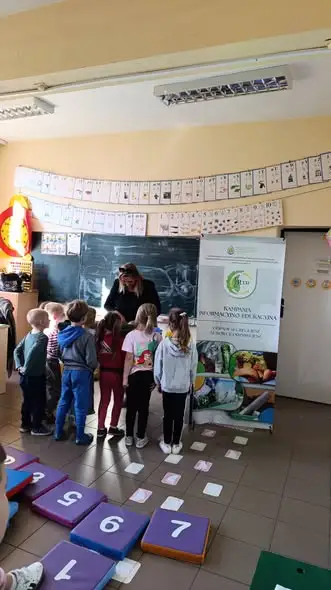 Uczniowie z Wojtaszyc uczą się segregacji odpadów w ramach kampanii ekologicznej