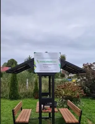 Inteligentna ławka solarna w Borkowie Wielkim dzięki grantowi sołeckiemu