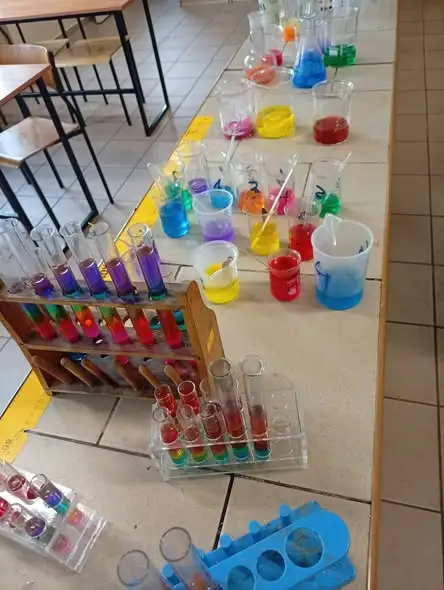 Tęcza w probówce – siódmoklasiści zgłębiali gęstość substancji